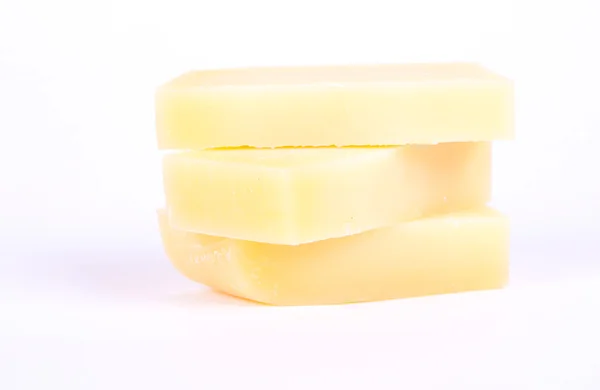 Beyaz arkaplanda parmesan peyniri — Stok fotoğraf