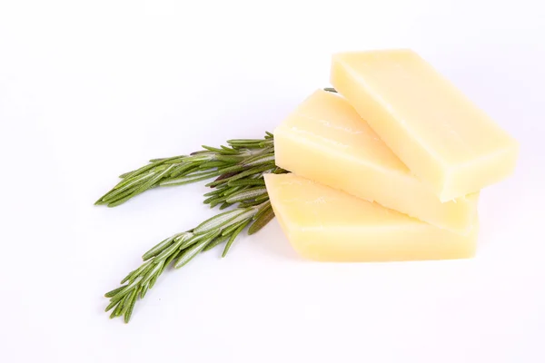 Τυρί παρμεζάνα, με δενδρολίβανο σε άσπρο φόντο — Φωτογραφία Αρχείου