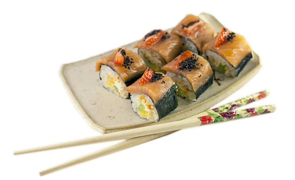 Rollos de salmón japonés rematados con fresa fresca — Foto de Stock