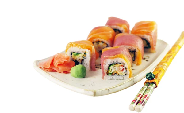 Японские роллы с лососем, тунцом, омлетом, икрой тобико и кр. — стоковое фото