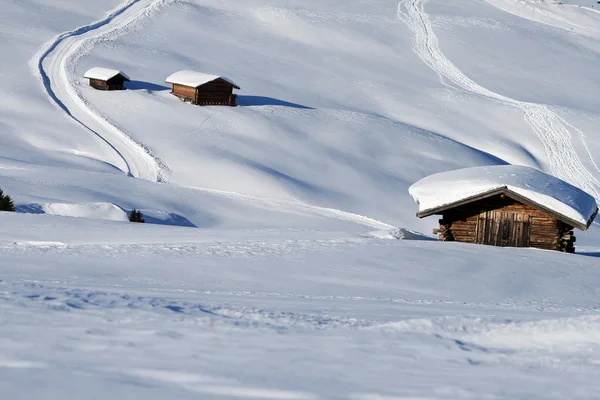 Dolomiitit Alpit lumessa — kuvapankkivalokuva
