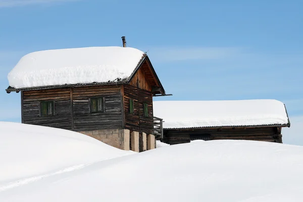 Dolomiitit Alpit lumessa — kuvapankkivalokuva