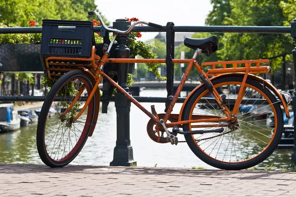 Bicicletta arancione e i canali di Amsterdam — Foto Stock