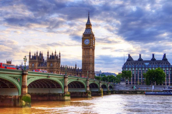 Вестминстерский мост с Биг-Беном в Лондоне — стоковое фото