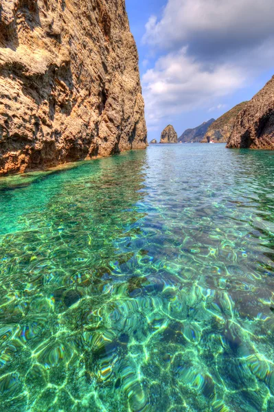 Palmarola cristal water, Italië — Stockfoto