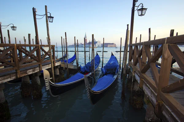 Veneţia. San Giorgio Maggiore și Gondolas — Fotografie, imagine de stoc