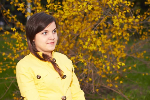 Meisje in een gele jas — Stockfoto