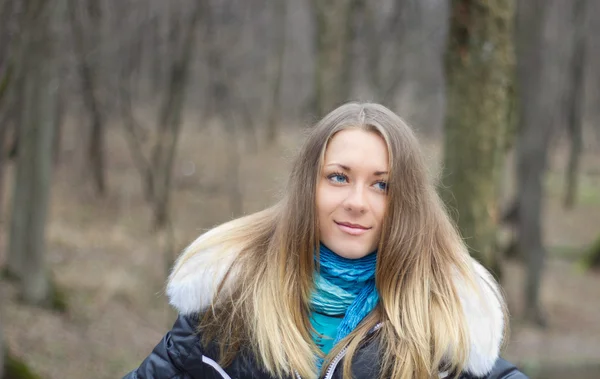 Молодая девушка в лесу — стоковое фото