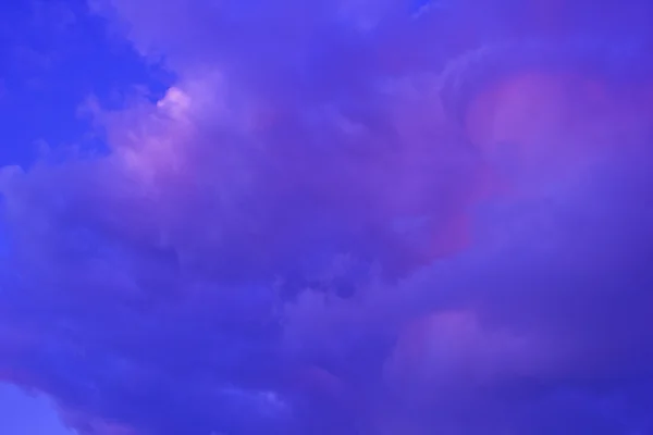 Purple and pink clouds in the sky at sunset — Stock Photo, Image