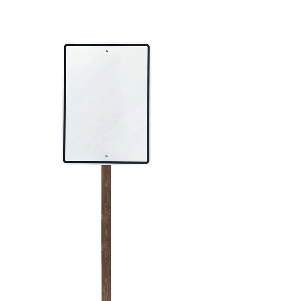 Lang geïsoleerd lege witte bord op houten post — Stockfoto