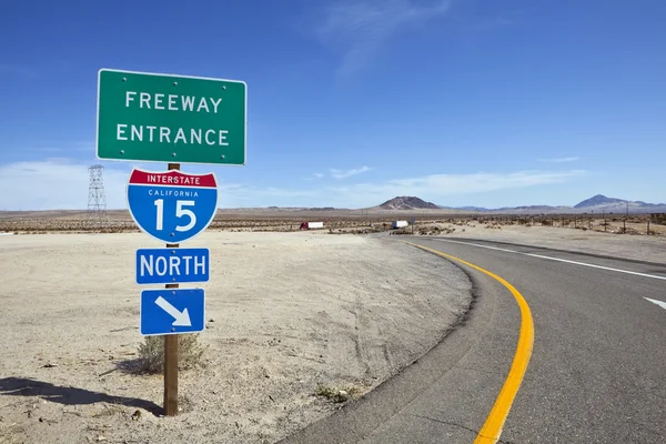 Mojave-woestijn interstate 15 snelweg in de buurt van baker Californië — Stockfoto