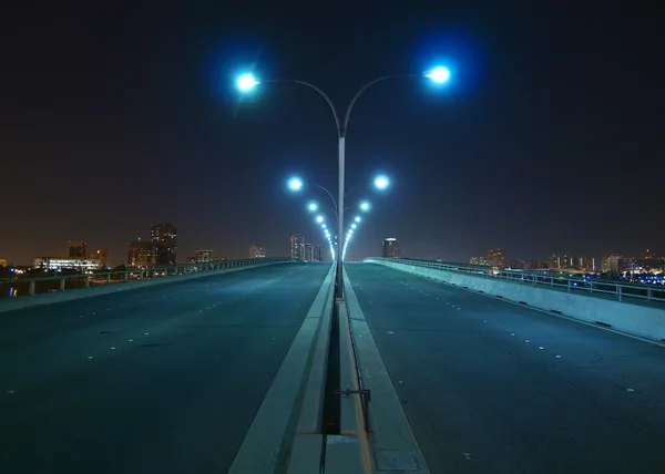 Ponte notturno e torri — Foto Stock