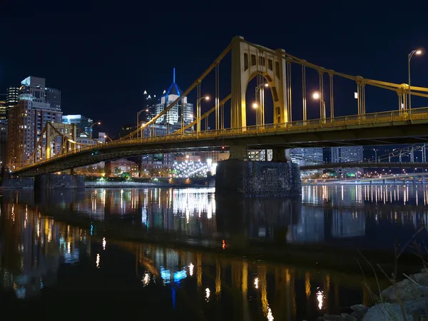 夜のピッツバーグの橋 — ストック写真