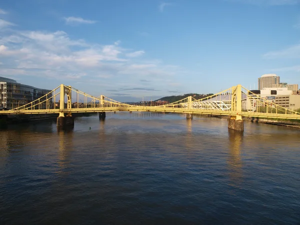 Pittsburgh bruggen overdag. — Stockfoto