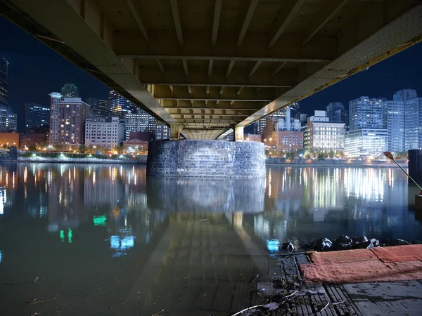 Sotto un ponte di Pittsburgh . — Foto Stock
