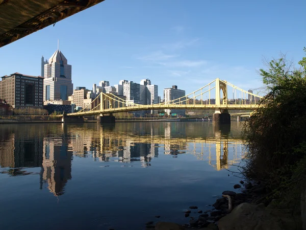 Los puentes de Pittsburgh y el río Ohio — Foto de Stock