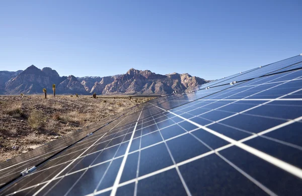 砂漠の太陽電池アレイ — ストック写真
