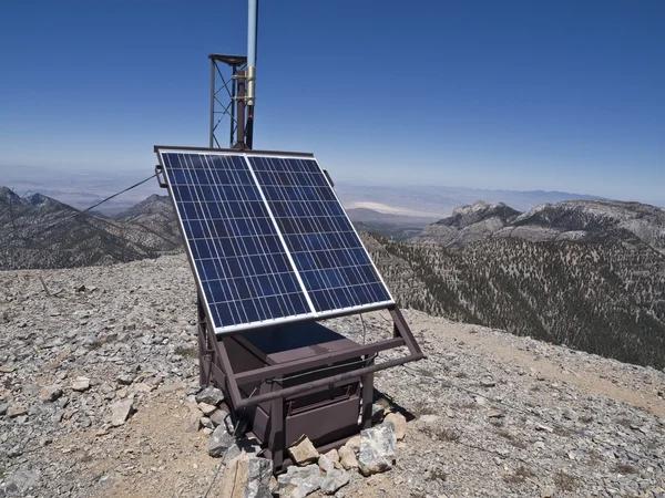 Solar kommunikation station — Stockfoto