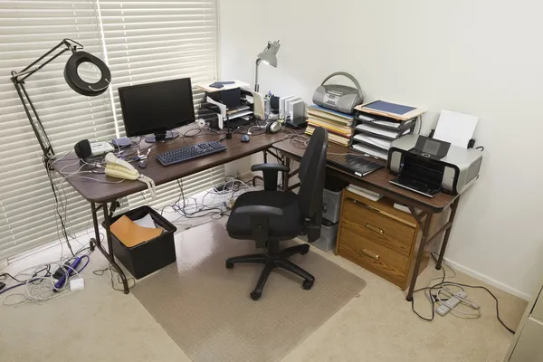 Γραφείο στο σπίτι με την χαοτική καλώδια — Φωτογραφία Αρχείου