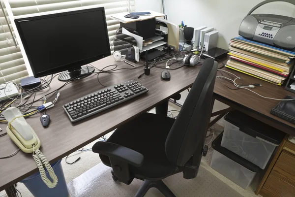 Mesa ocupada do escritório home — Fotografia de Stock