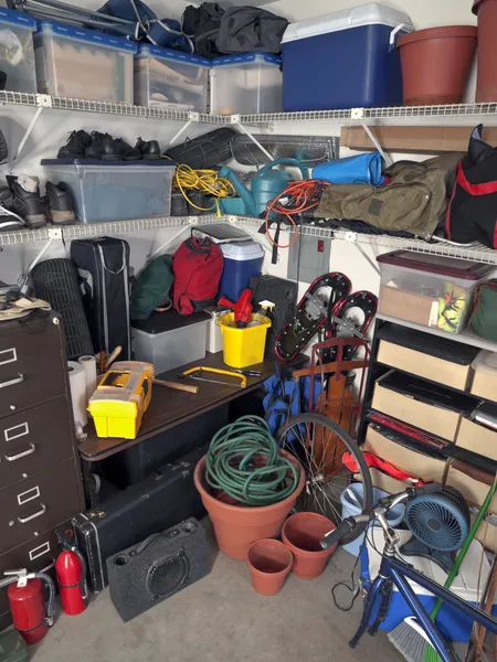 Almacenamiento de garaje desordenado — Foto de Stock