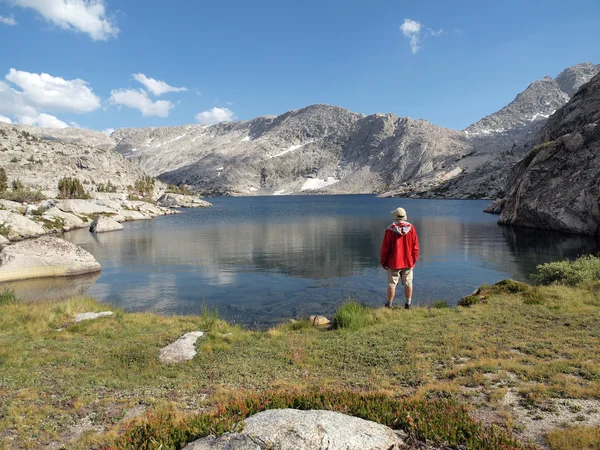 Yüksek sierra Gölü uzun yürüyüşe çıkan kimse — Stok fotoğraf