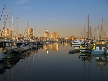 Geceleri Marina.