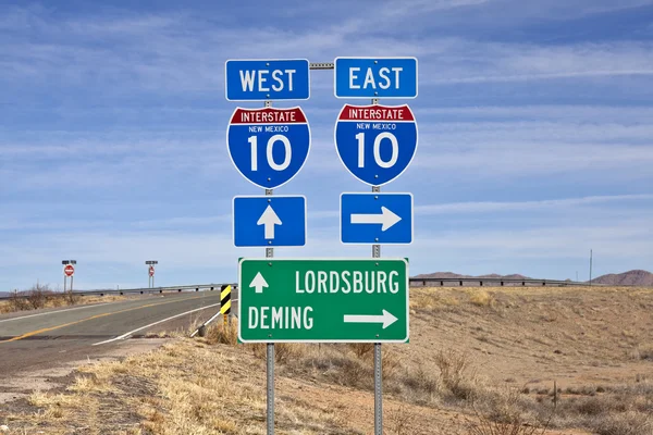 Interstate highway 10 logga in den stora södra new mexico öknen. — Stockfoto