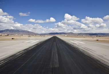 çöl Havaalanı jeti piste skid işaretleri