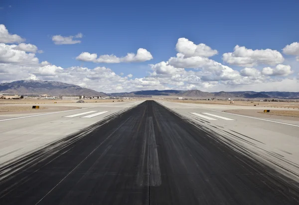 Следы скольжения на взлетно-посадочной полосе аэропорта пустыни — стоковое фото