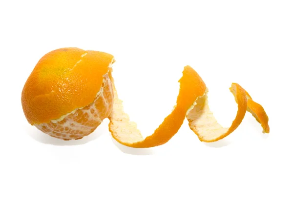 Mandarina descascada sobre fundo branco — Fotografia de Stock