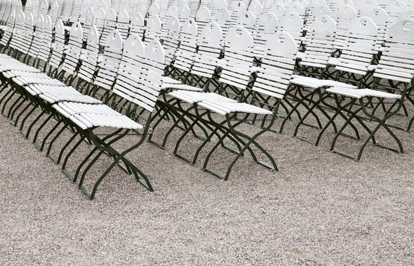 Cadeiras em uma fileira na rua — Fotografia de Stock
