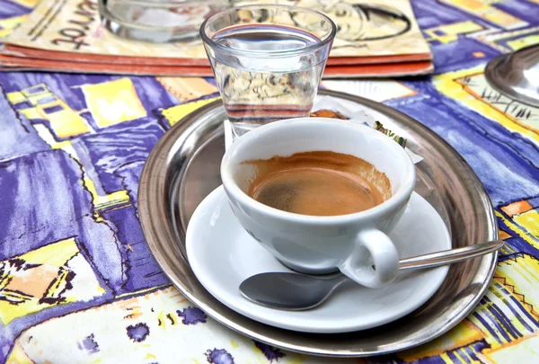 Ένα φλιτζάνι καφέ σε ένα καφέ του δρόμου — Φωτογραφία Αρχείου