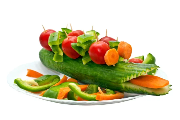 Gurke garniert mit Gemüse in Form eines Krokodils — Stockfoto
