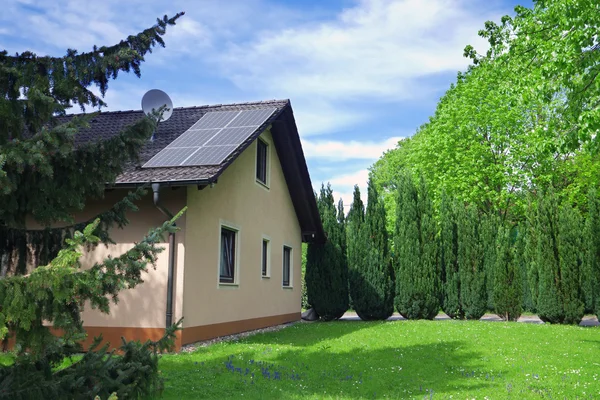 Сонячні панелі на даху багатоквартирного будинку — стокове фото