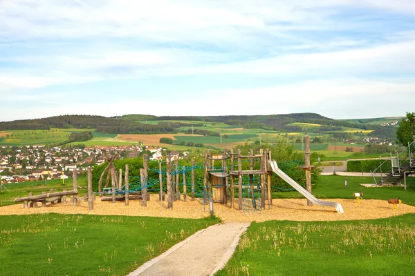 Zona de juegos infantiles al aire libre, en el contexto de la zona rural —  Fotos de Stock