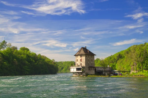 城堡价值在莱茵河瀑布。北部瑞士.europ — 图库照片
