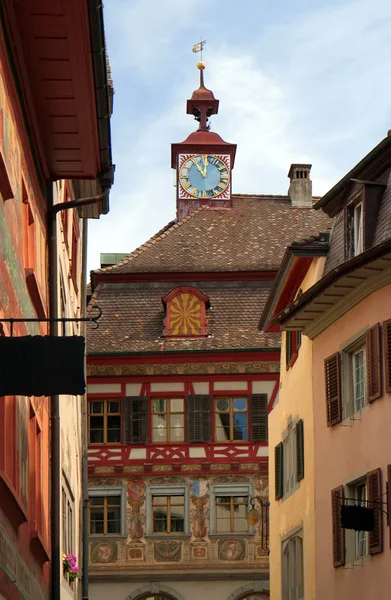 Fachada pintada de un edificio histórico en la ciudad suiza Stein an — Foto de Stock