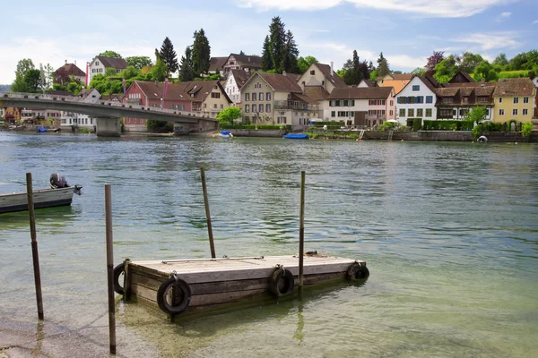 Amarre para barcos en el río Rin. Stein Am Rhein. Suizlán — Foto de Stock