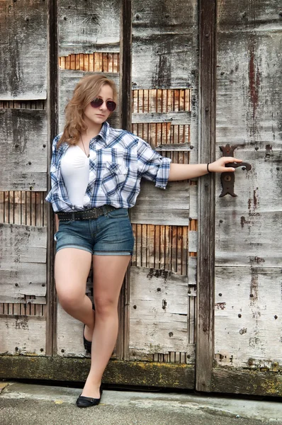 木製の門近くの美しい女の子 — ストック写真
