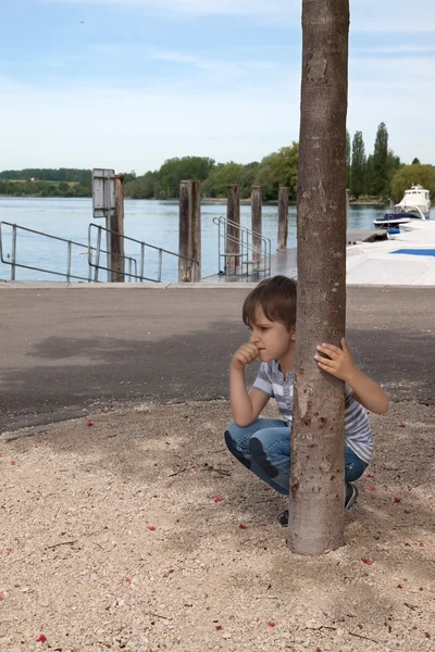 Boy looks at the river — Stock Photo, Image