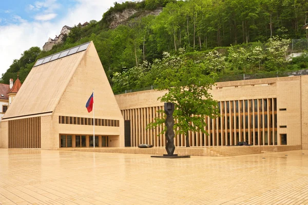 Het gebouw van de parlementen van liechtenstein aan het hoofdplein. — Stockfoto