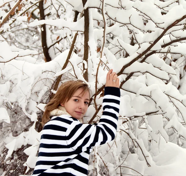 Young girl in winter — Stock Photo, Image