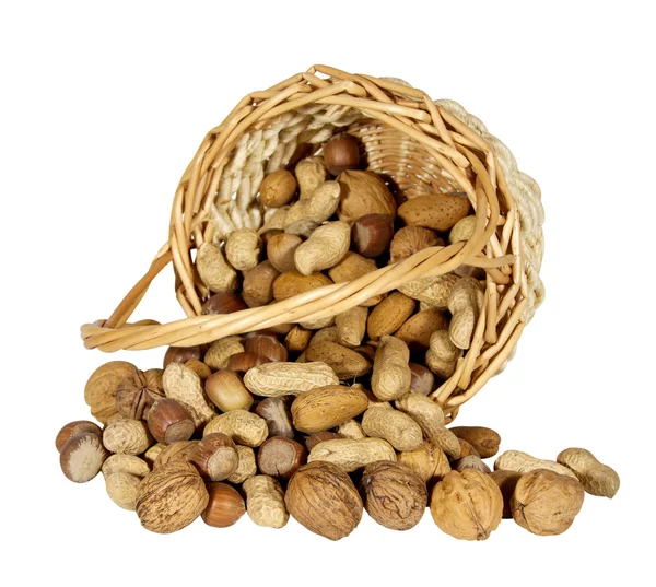 Nüsse in einem Korb isoliert auf weißem Hintergrund — Stockfoto