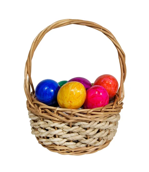 Velikonoční vajíčka v proutěném košíku — Stock fotografie