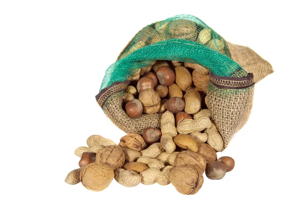 Blandning av nötter i en säck och isolerade vit bakgrund — Stockfoto
