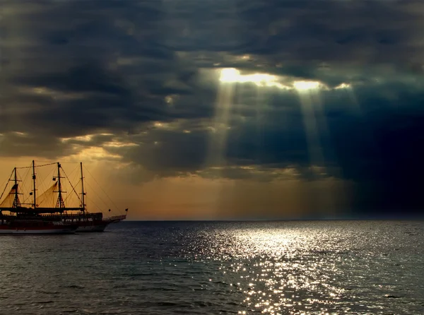 Silueta lodi při západu slunce. — Stock fotografie