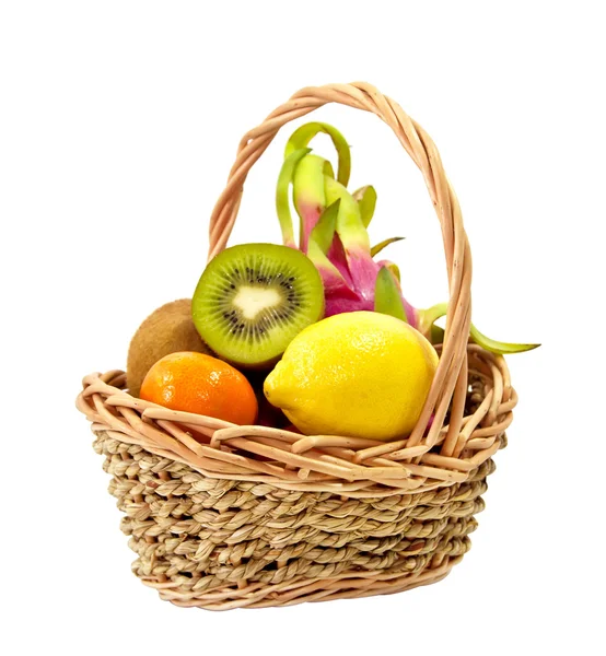 Экзотические фрукты в плетеной корзине — стоковое фото