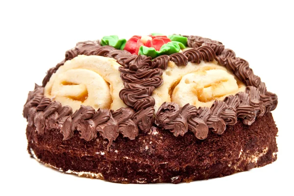 Schokoladenkuchen mit cremefarbenen Rosen. isoliert auf weißem Hintergrund. — Stockfoto