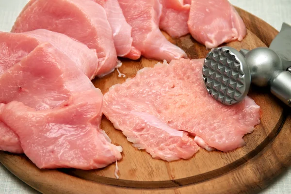 Čerstvé, syrové maso na prkně — Stock fotografie
